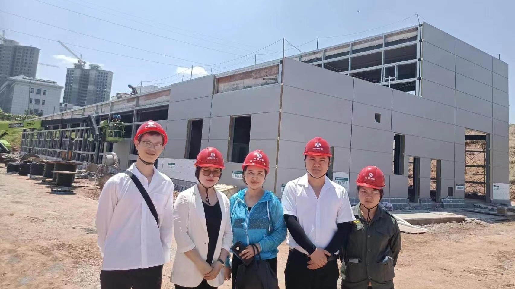 金格建科領(lǐng)導(dǎo)赴工地開展夏日送清涼活動